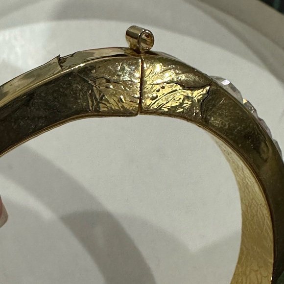 Gold tone bangle with diamond gems - Picture 4 of 4